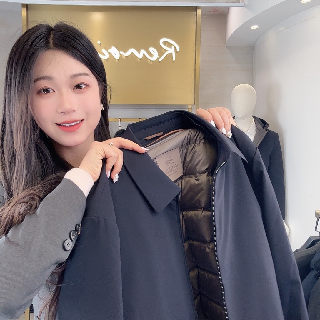 上衣的设计也很有特色呢大衣是