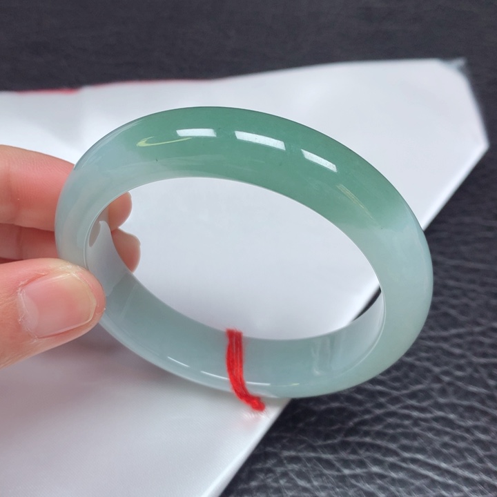 翡翠手镯未镶嵌。