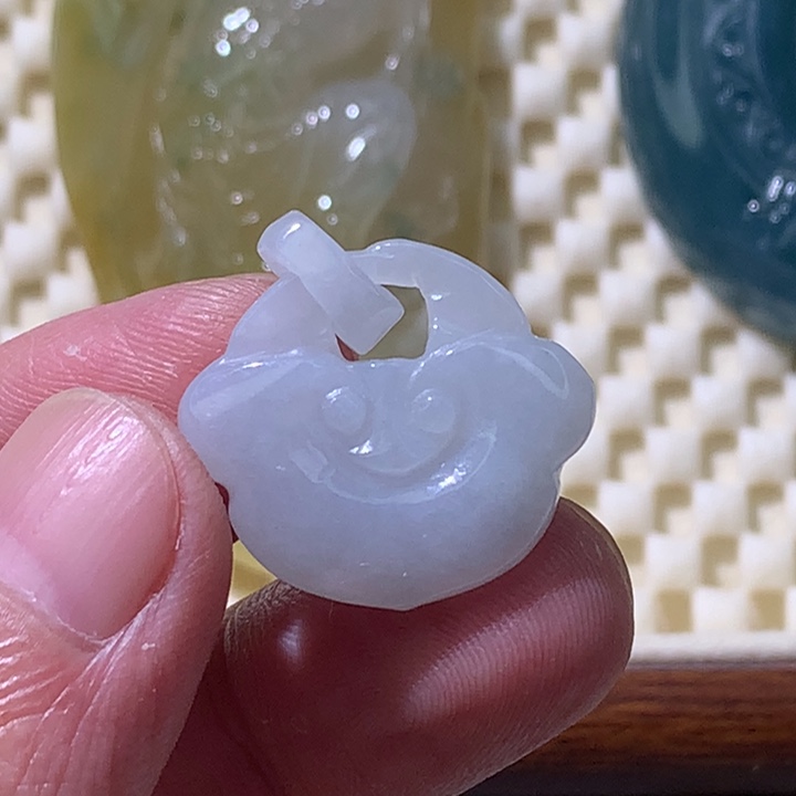 翡翠未镶嵌颈饰元宝锁