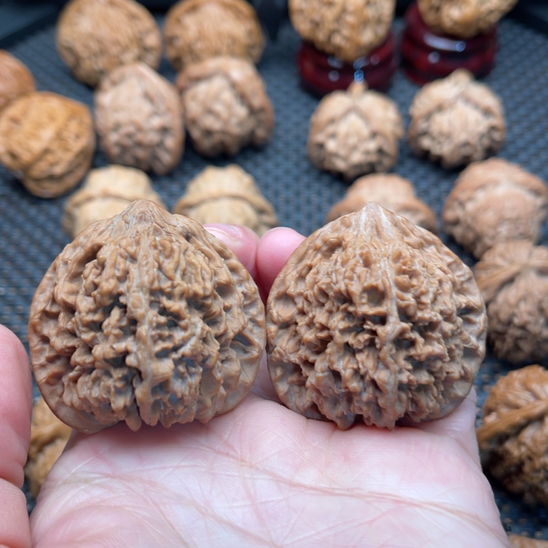 晒***黑文玩核桃吊坠满天星