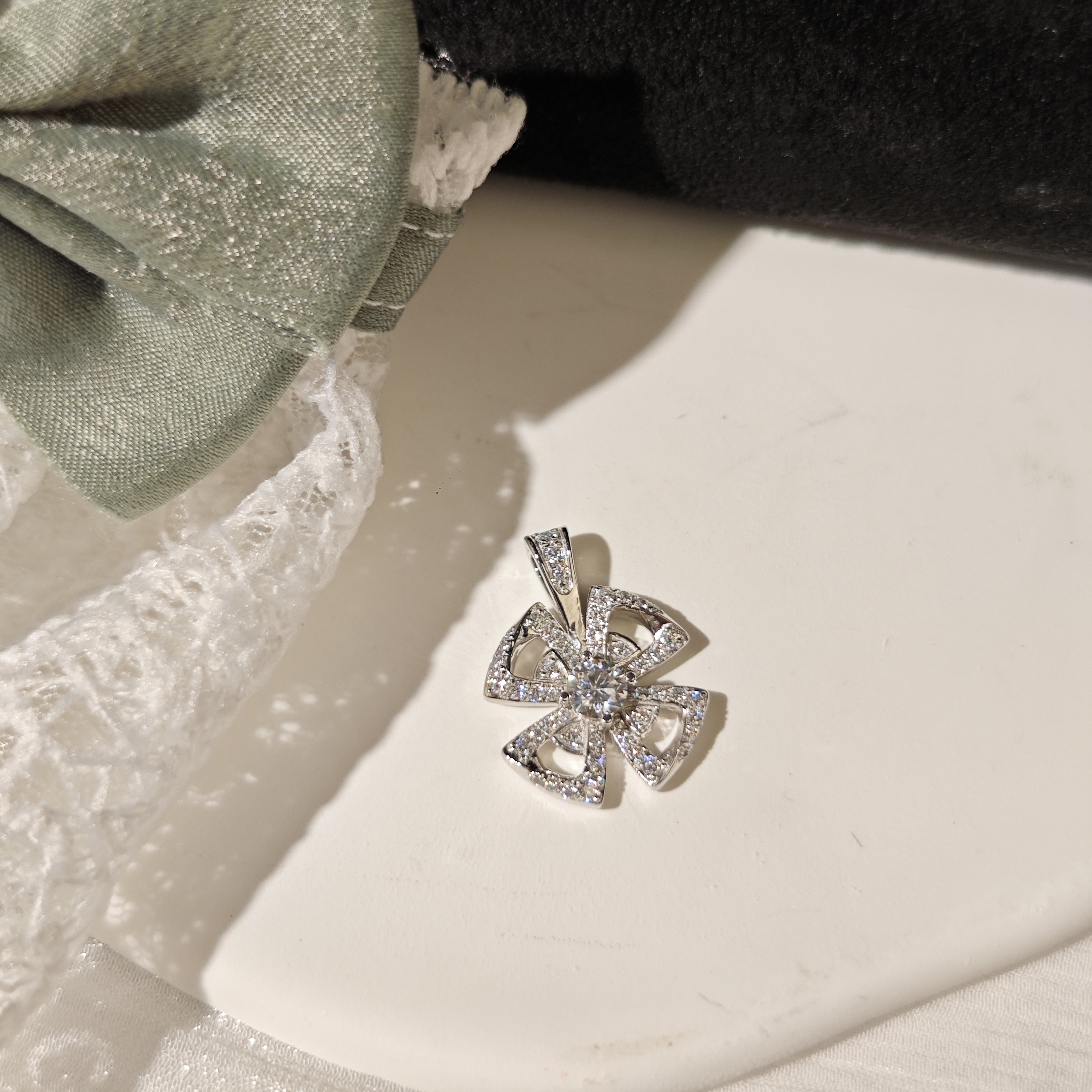 铂金莫桑永绽花吊坠-