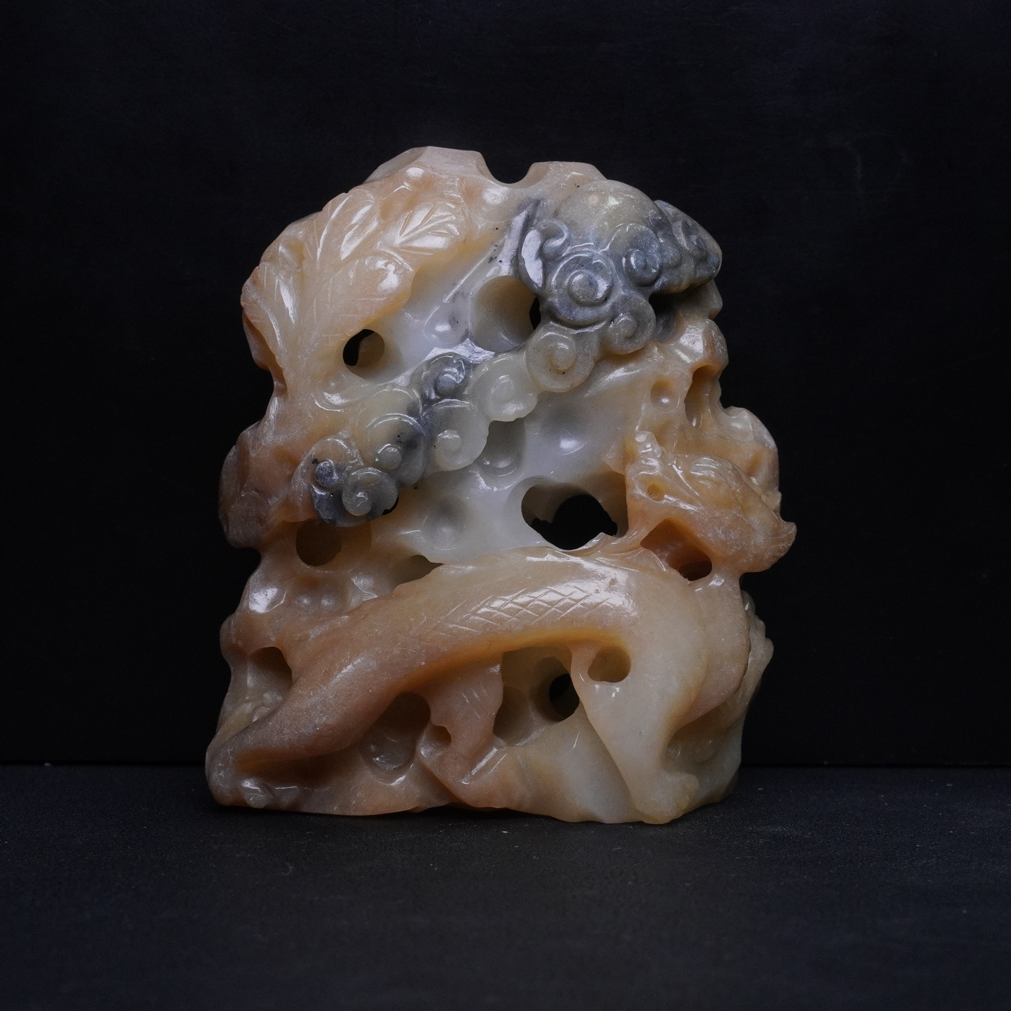 【明】白玉龙纹秋山（高6.6cm宽5.5cm重131g）QTY1082