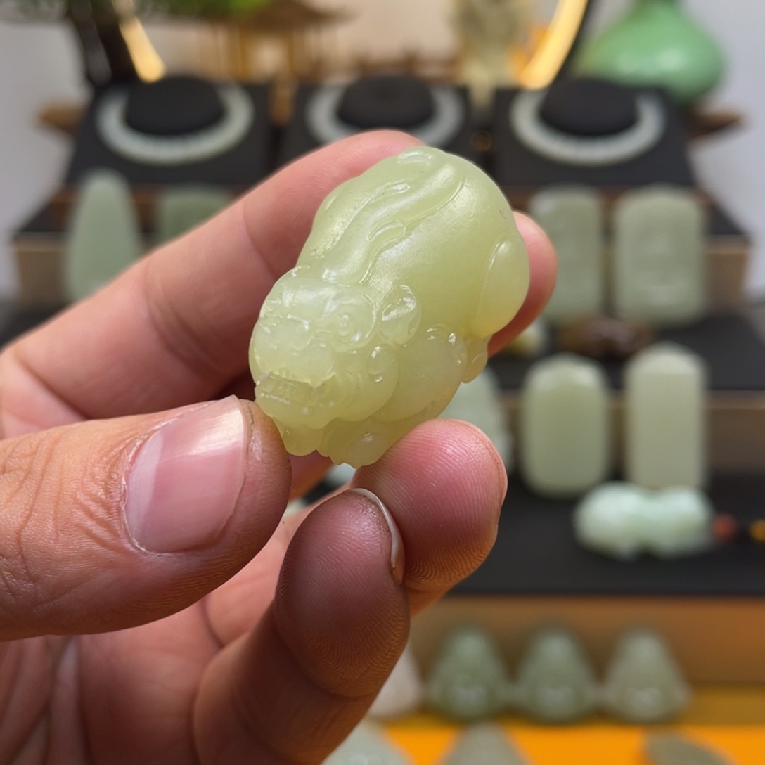 和田玉未镶嵌颈饰说****。