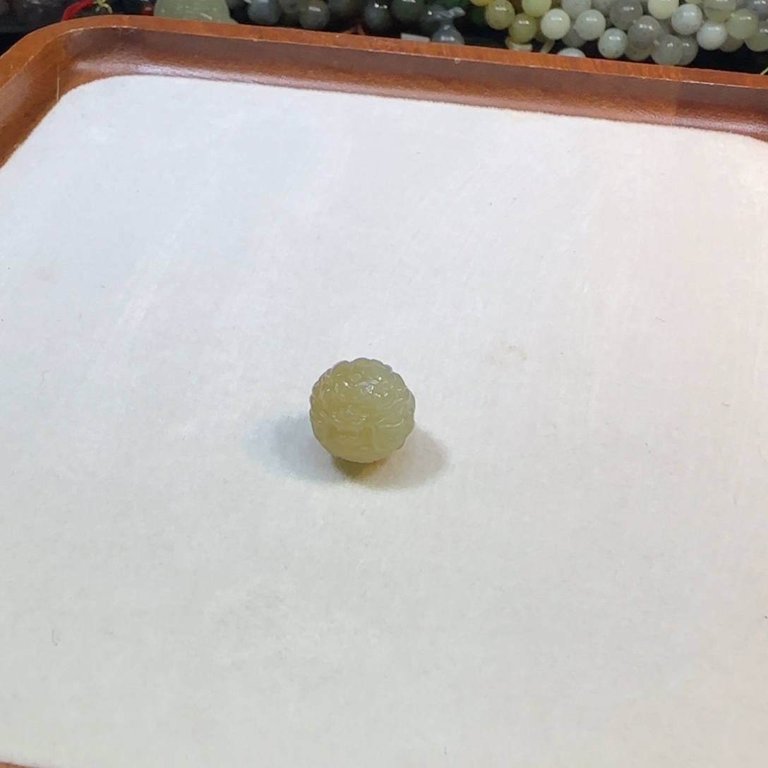 和田玉未镶嵌颈饰糖白龙珠