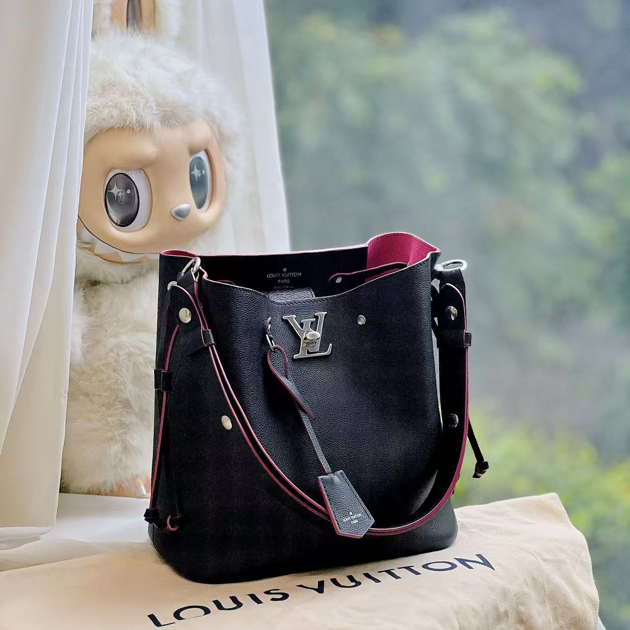 95新 LouisVuitton/路易威登 黑银Lockme系列 全皮水桶单肩包