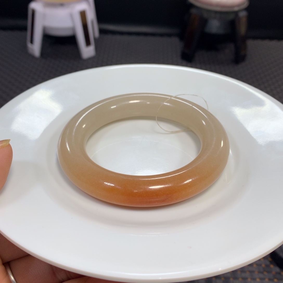 ：***n石英质玉（佘太翠）未镶嵌手镯53.5糖圆条