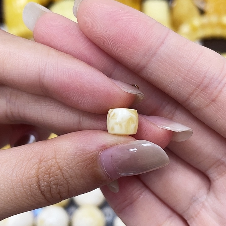 琥珀未镶嵌裸石7.9*6.5mm直切瑕 209