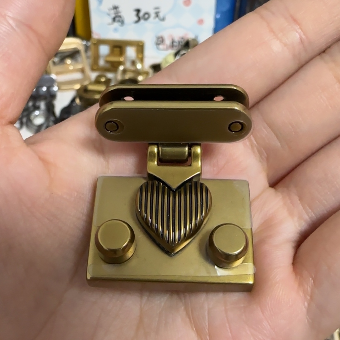 古铜色包锁15元2个.