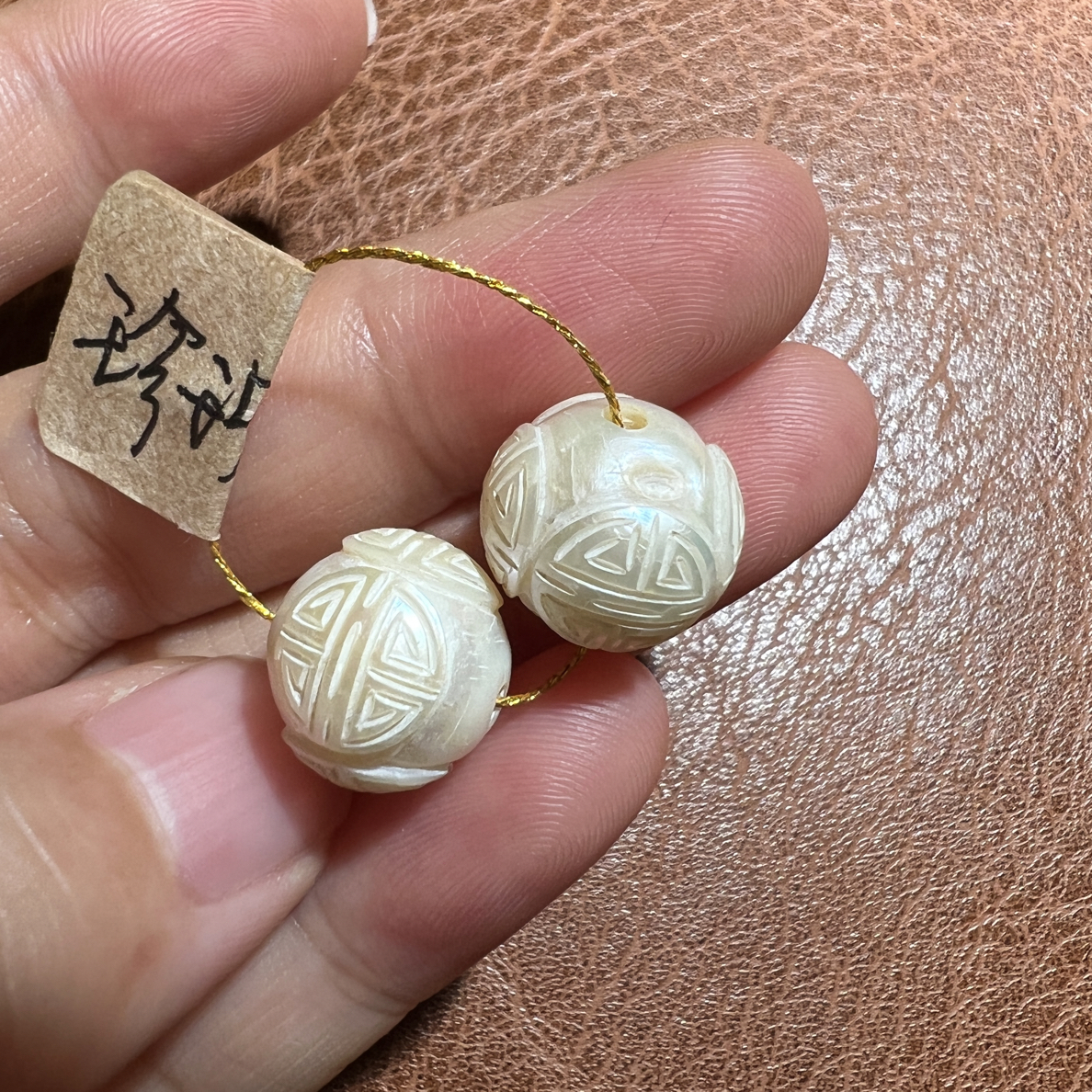 「老珍珠•团寿•浮雕」成对•13+直径•粉白珠光