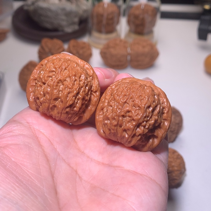 文玩核桃吊坠血麒麟