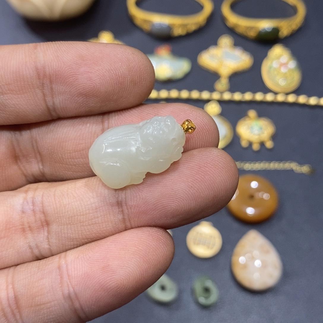 和田玉戒指18K金镶嵌