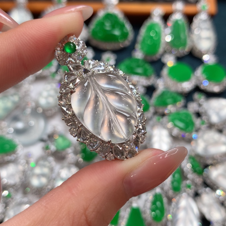 【闪购商品】翡翠颈饰18K金镶嵌叶子