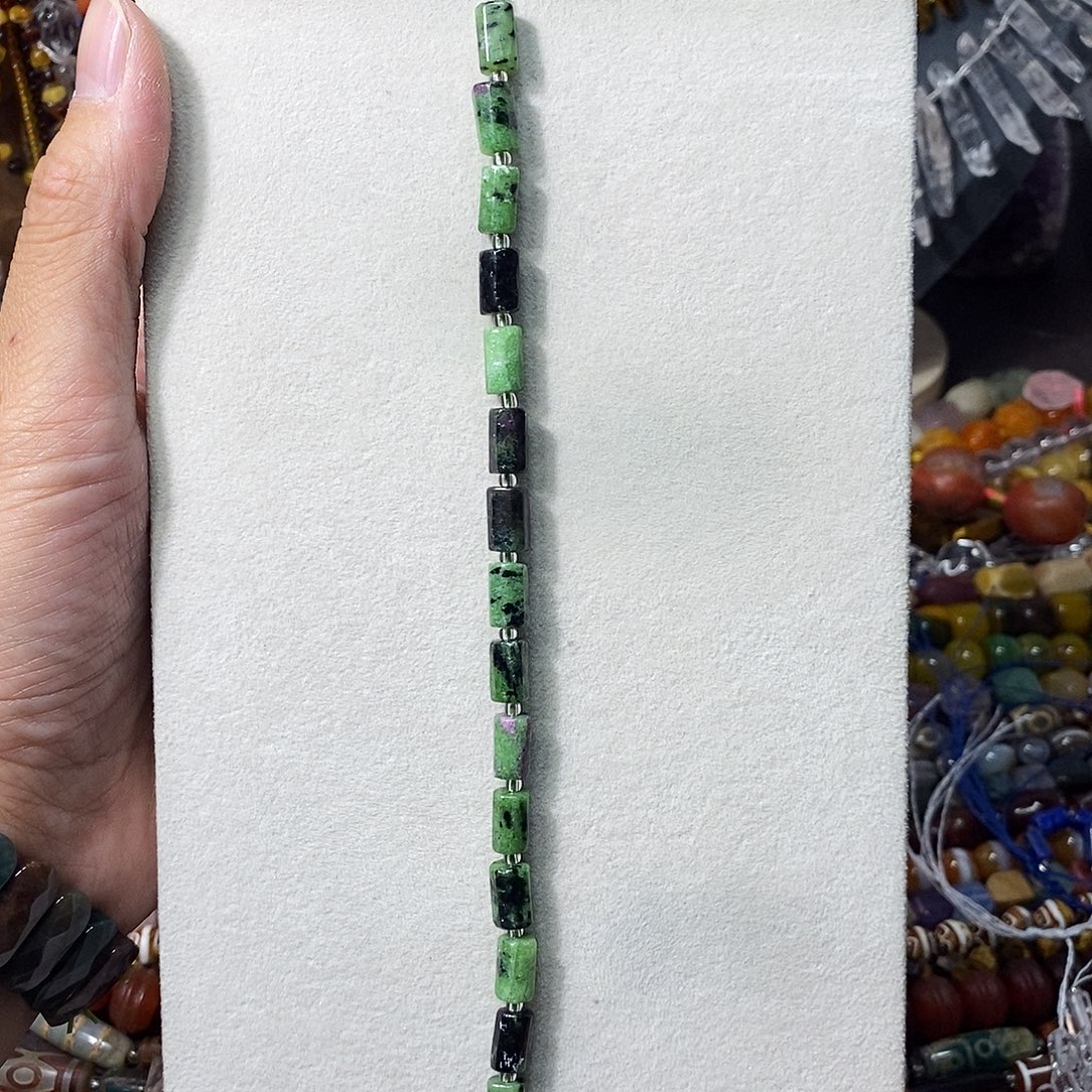 石英质玉未镶嵌，红绿宝柱子7mm，半条，