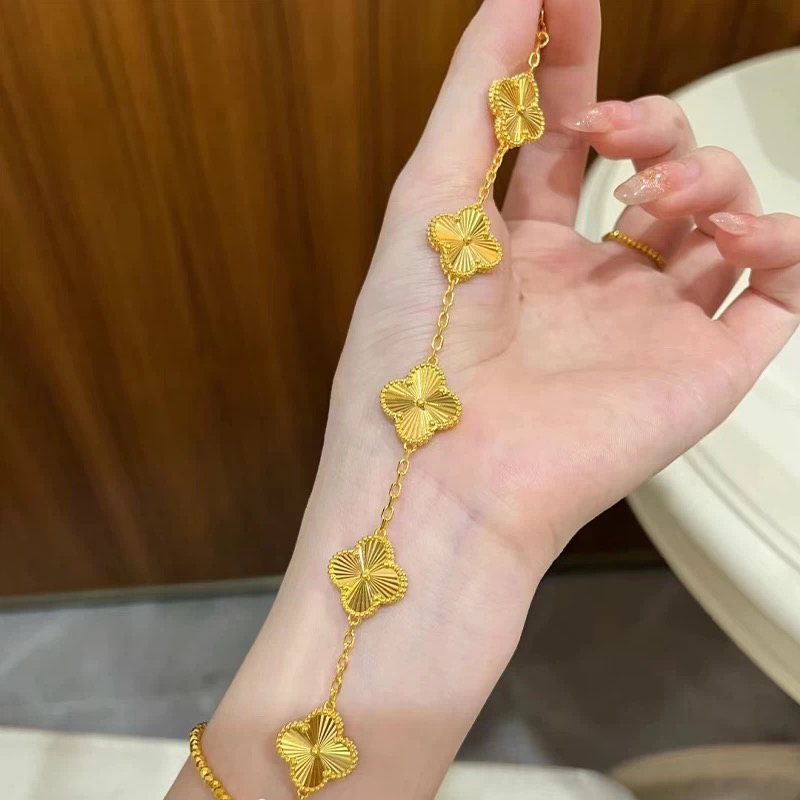    经典镭射金色五花四叶草手链轻奢百搭