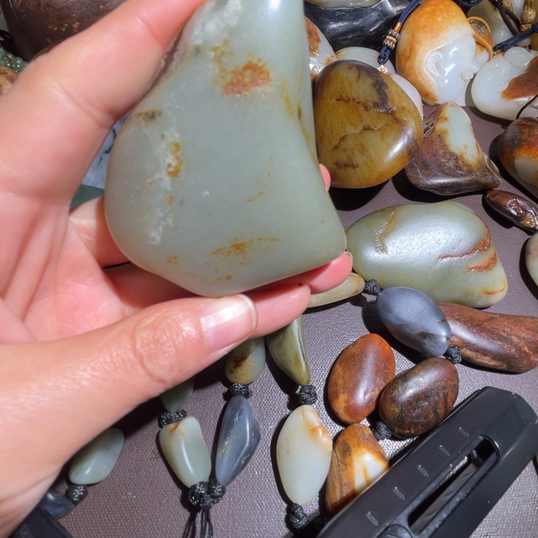 和田玉（糖玉）未镶嵌挂件和田玉139克