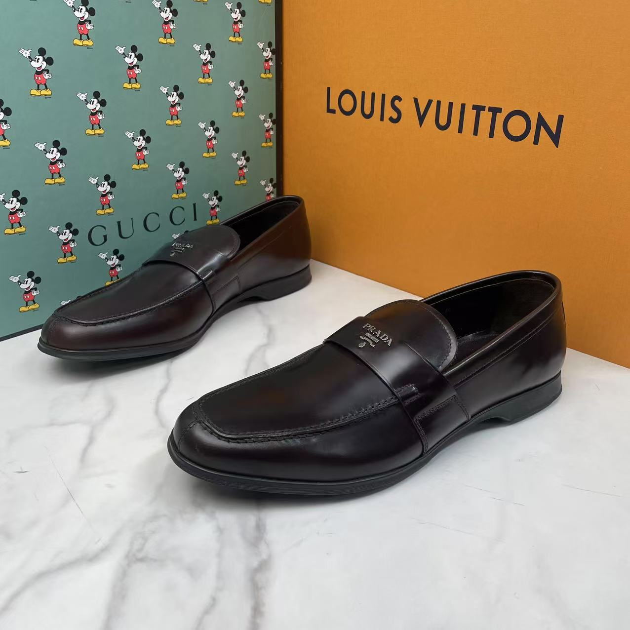 全新未使用 Prada/普拉达 棕色亮皮面小银标正装皮鞋/43码/放置款