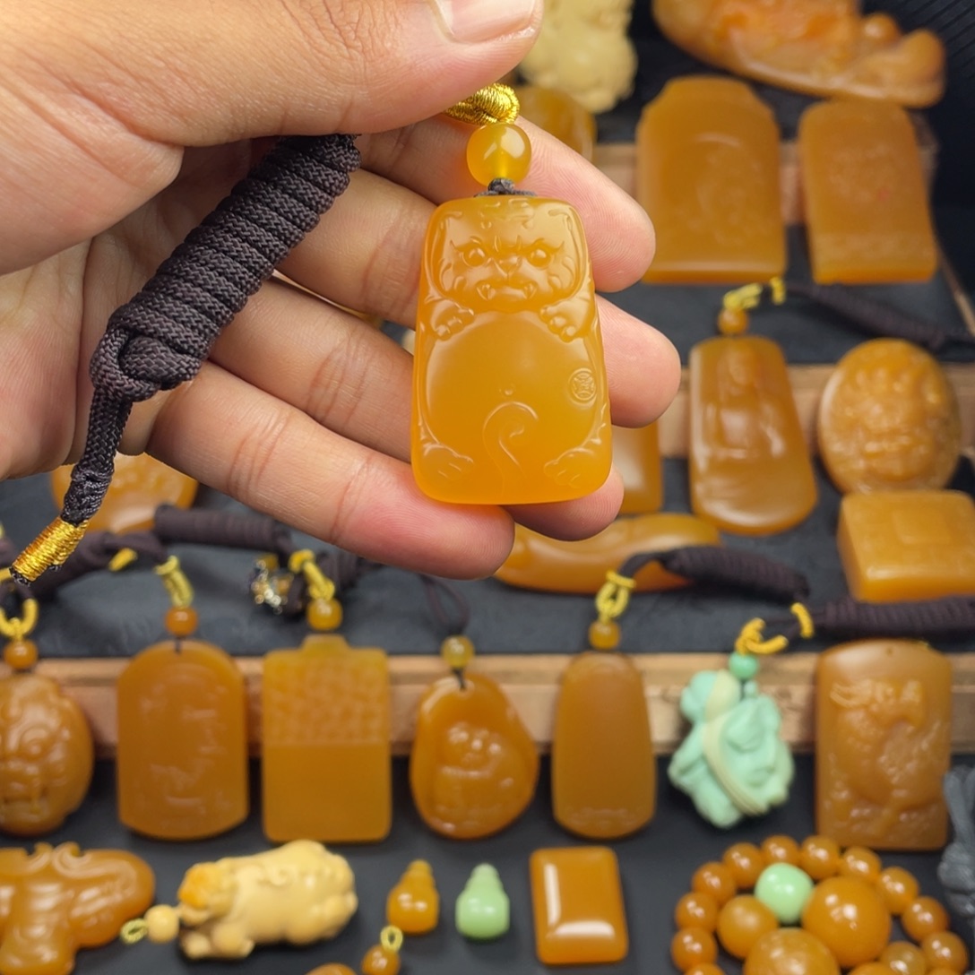 楚***情颈饰未镶嵌石英质玉（缅黄）