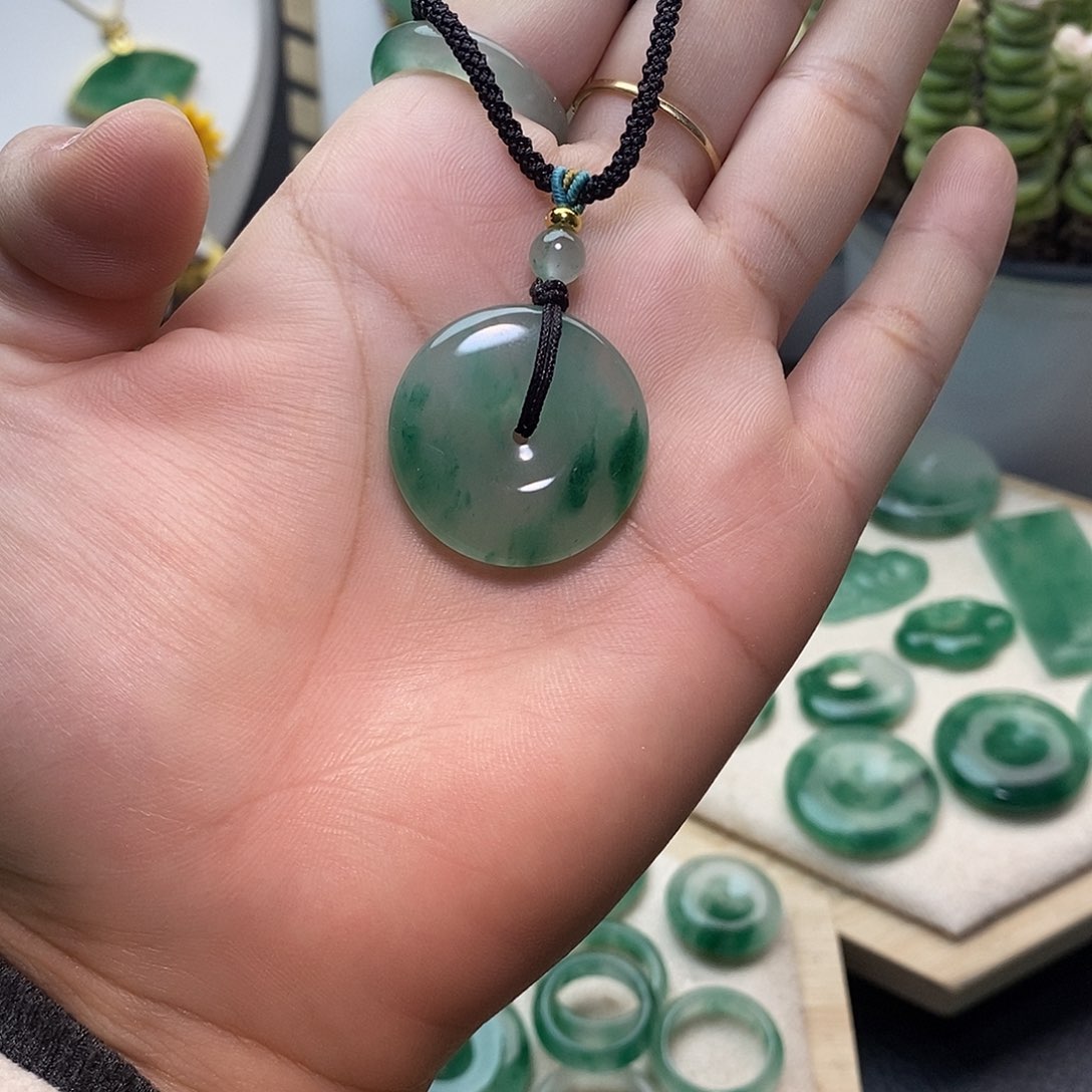 颈饰未镶嵌石英质玉