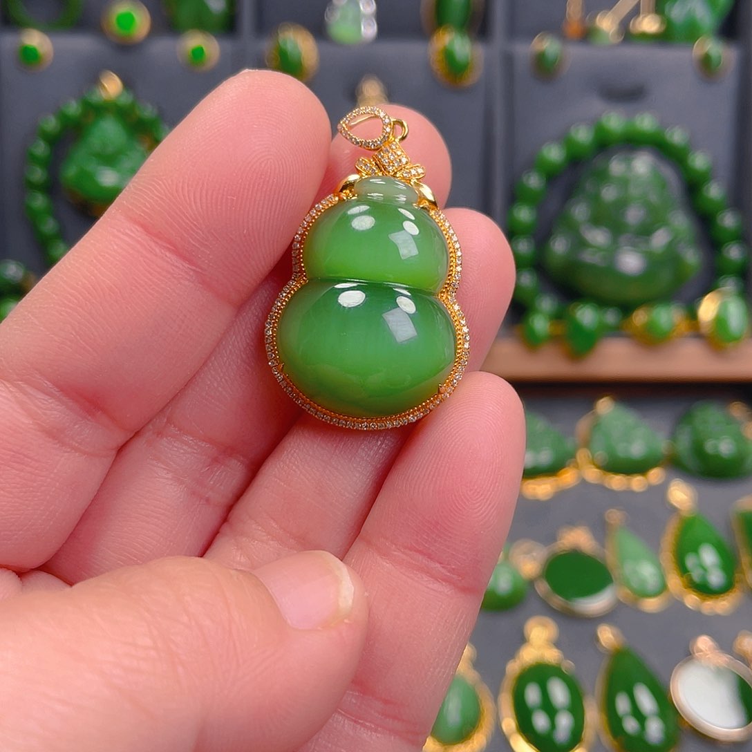和田玉（碧玉）吊坠(不含链)18K金镶嵌粒*6800