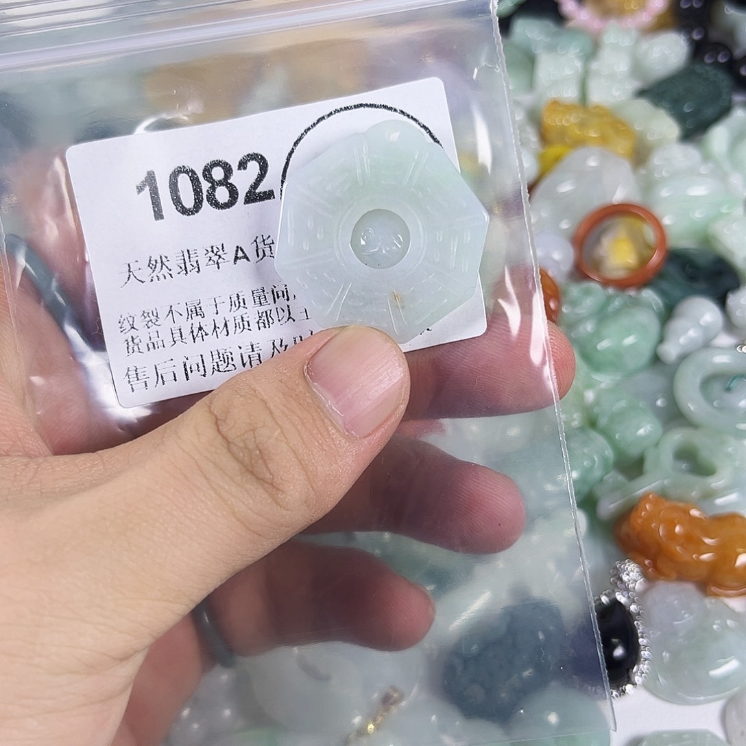 翡翠未镶嵌颈饰hhh