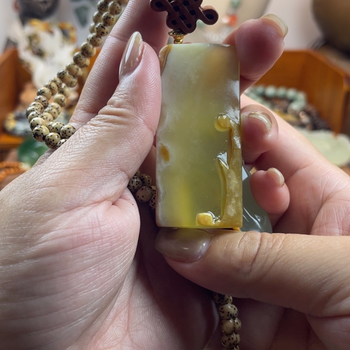 蛇纹石玉未镶嵌吊坠