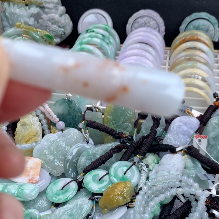 翡翠颈饰未镶嵌吊坠