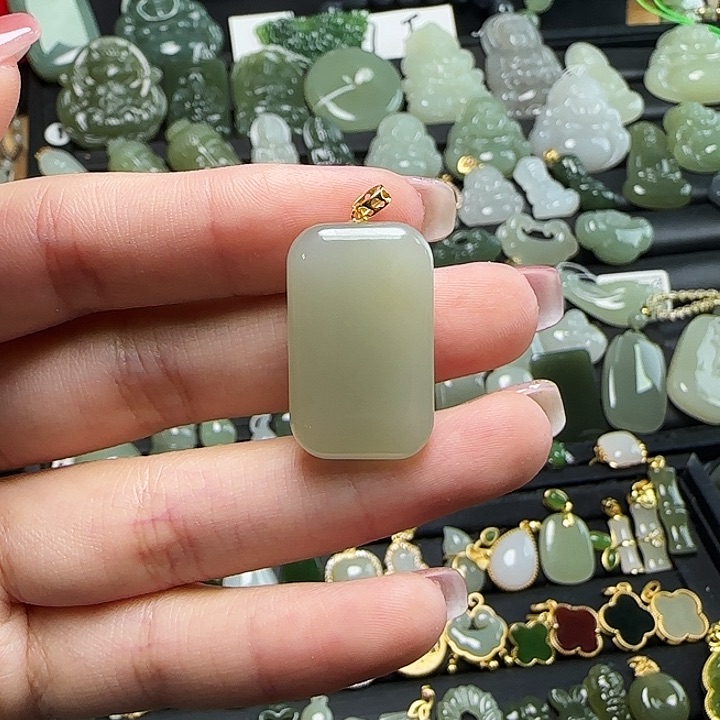 颈饰18K金镶嵌和田玉