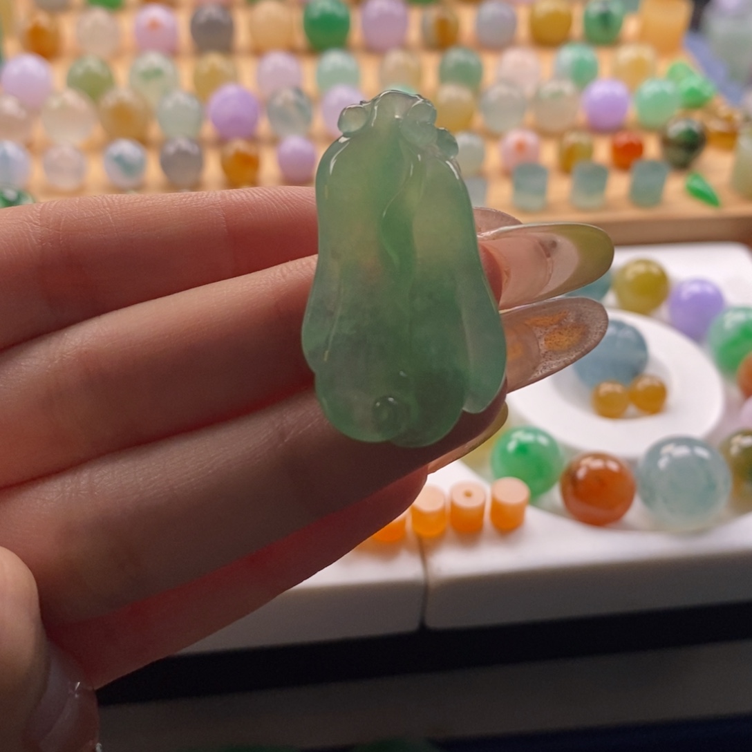 翡翠未镶嵌颈饰冰晴绿佛手卡36*20*6.8+