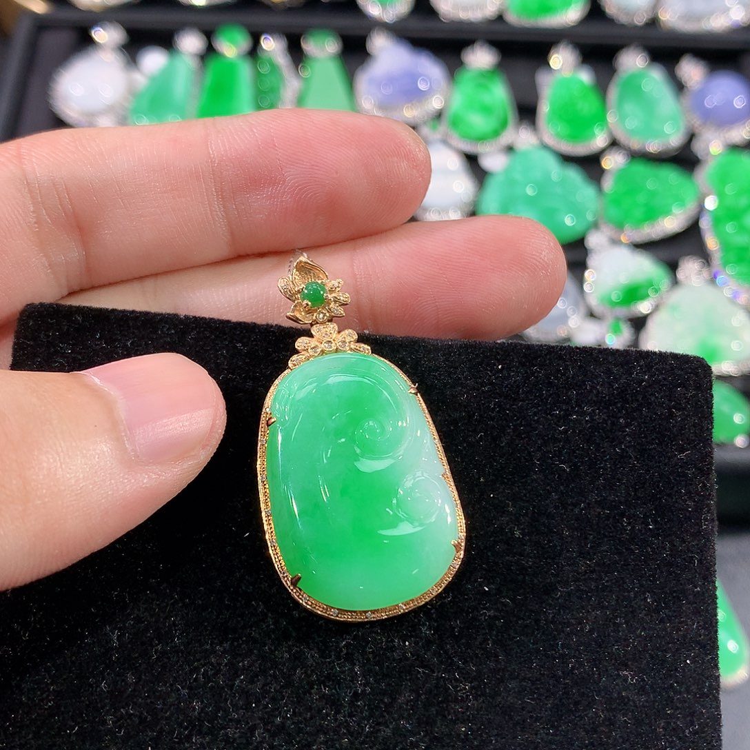 翡翠18K金镶嵌颈饰