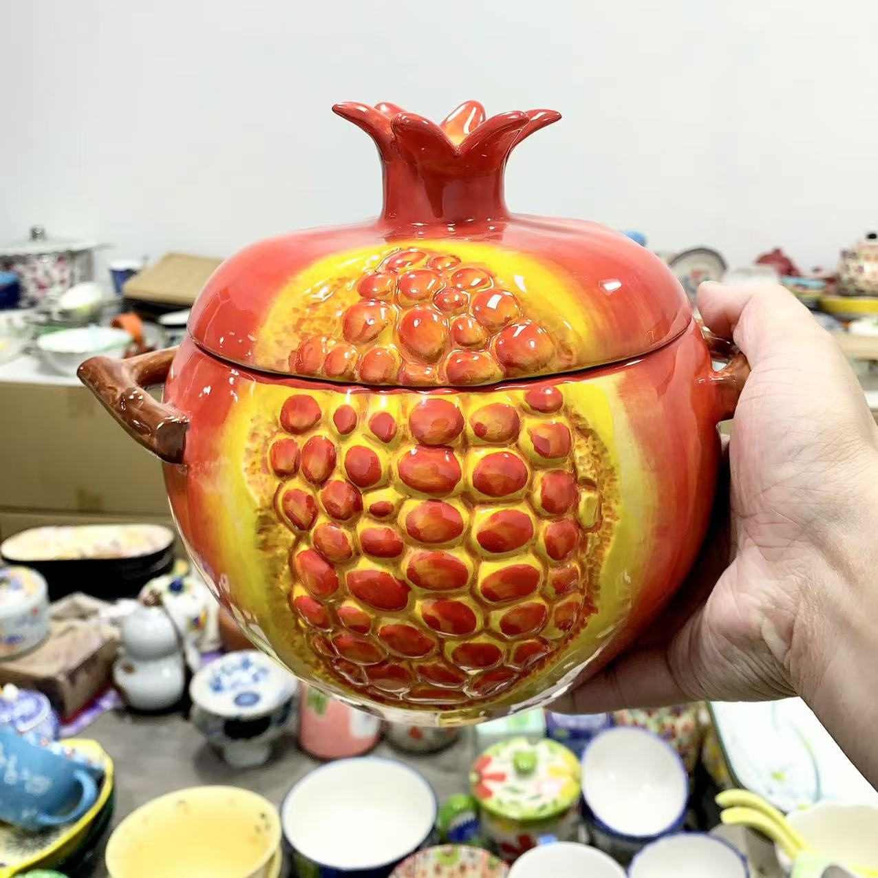 手绘浮雕石榴大号陶瓷双耳带盖汤锅