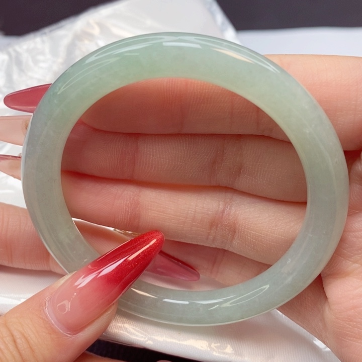 翡翠手镯未镶嵌55圈