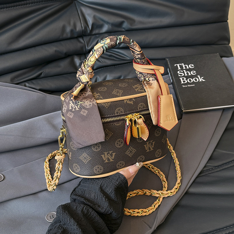 专柜正品女包新款时尚印花软皮盒子手提包休闲百搭斜挎水桶包