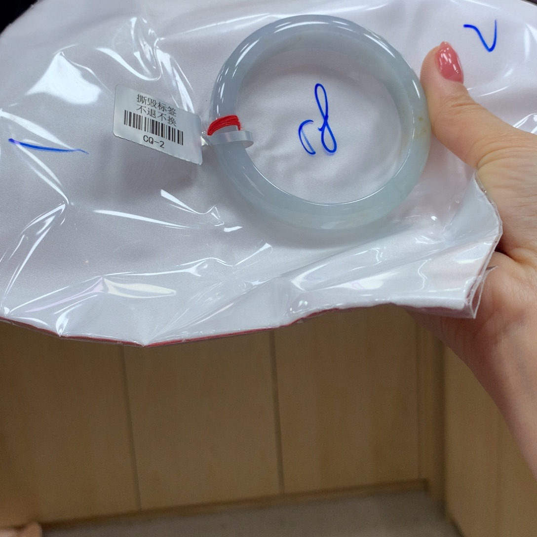 翡翠手镯未镶嵌不退不换