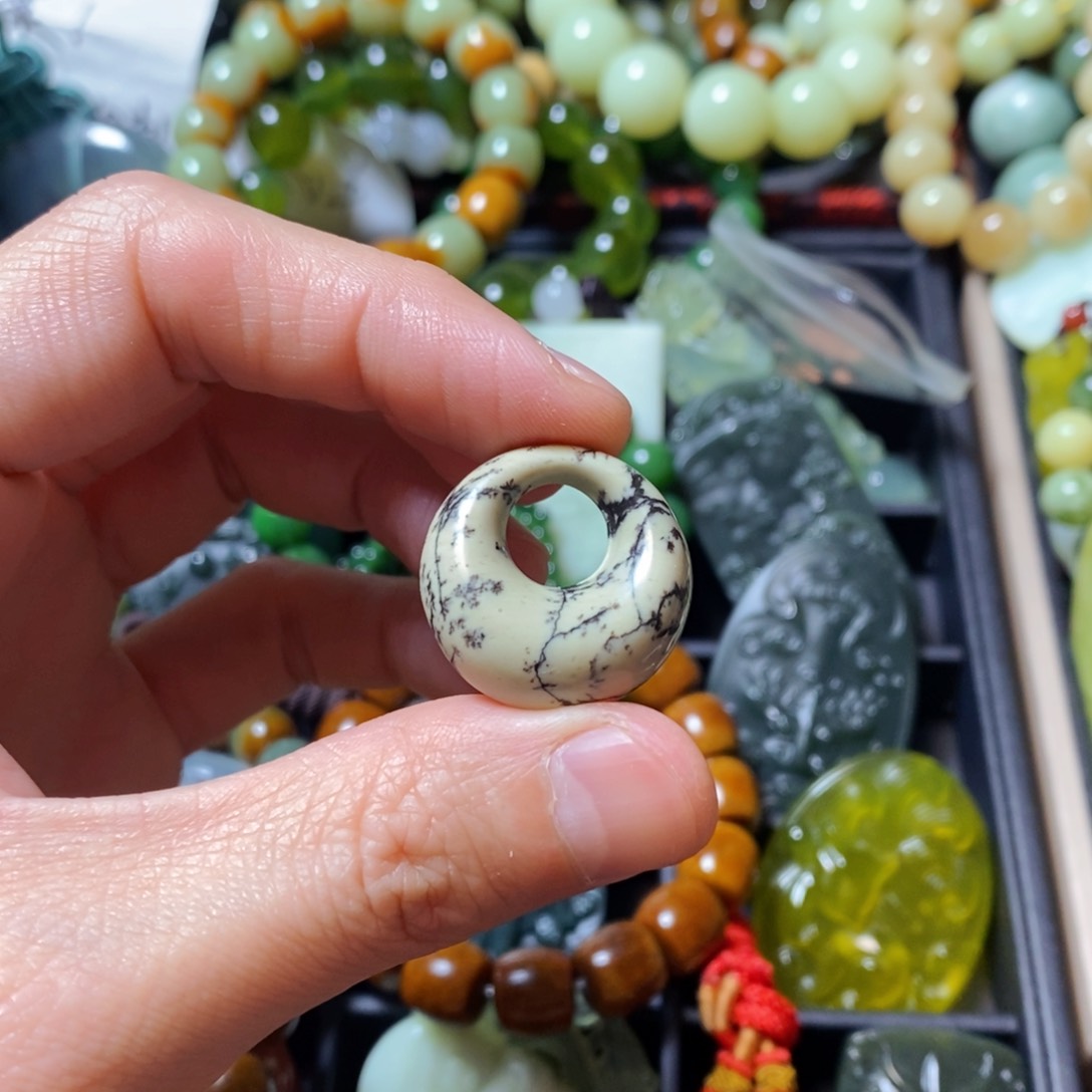 岫岩老玉（透闪石质玉）未镶嵌颈饰