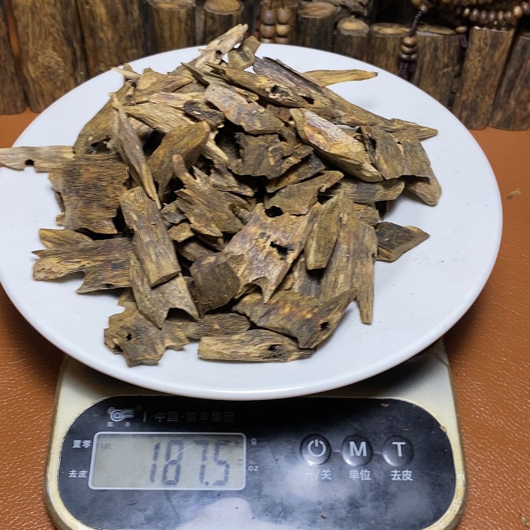 沉香沉香碎屑陌***。蓝宝石块料187克