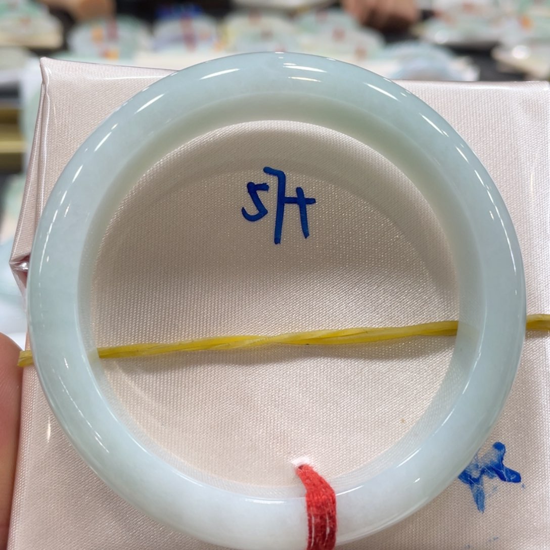 翡翠手镯未镶嵌翡翠手镯