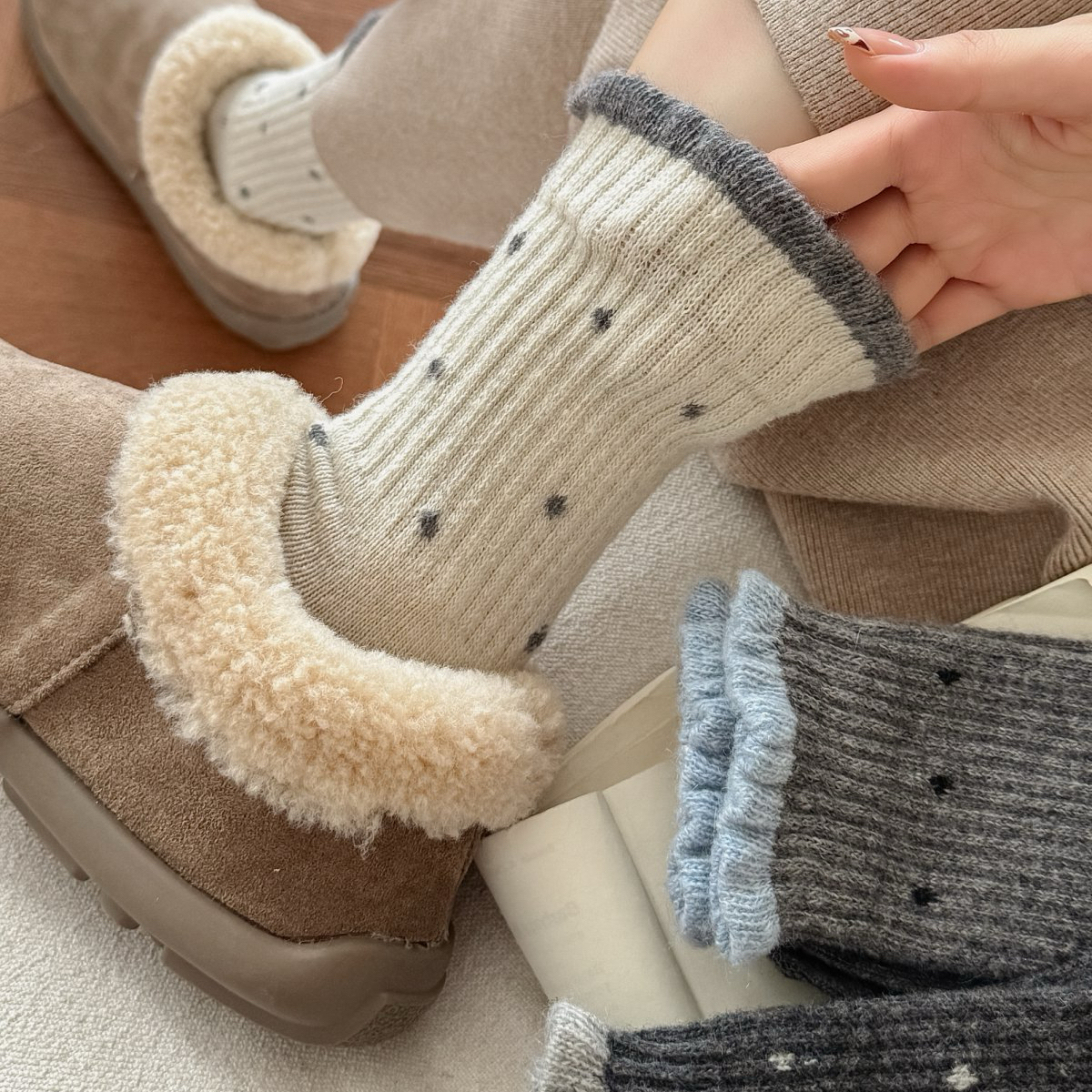 波点羊毛袜子女中筒袜春秋季款加厚加绒保暖灰色勃肯鞋冬天长筒袜