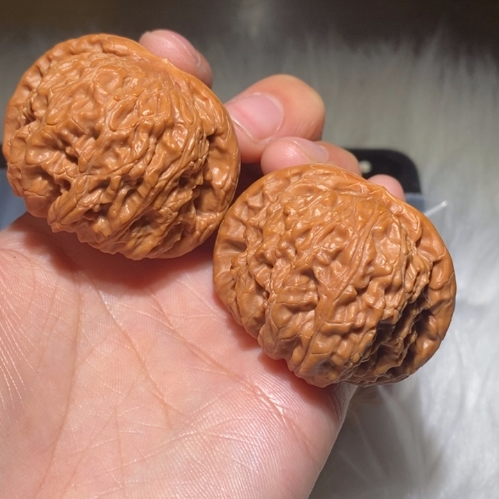 有***人桃核吊坠瑕疵有修白狮子