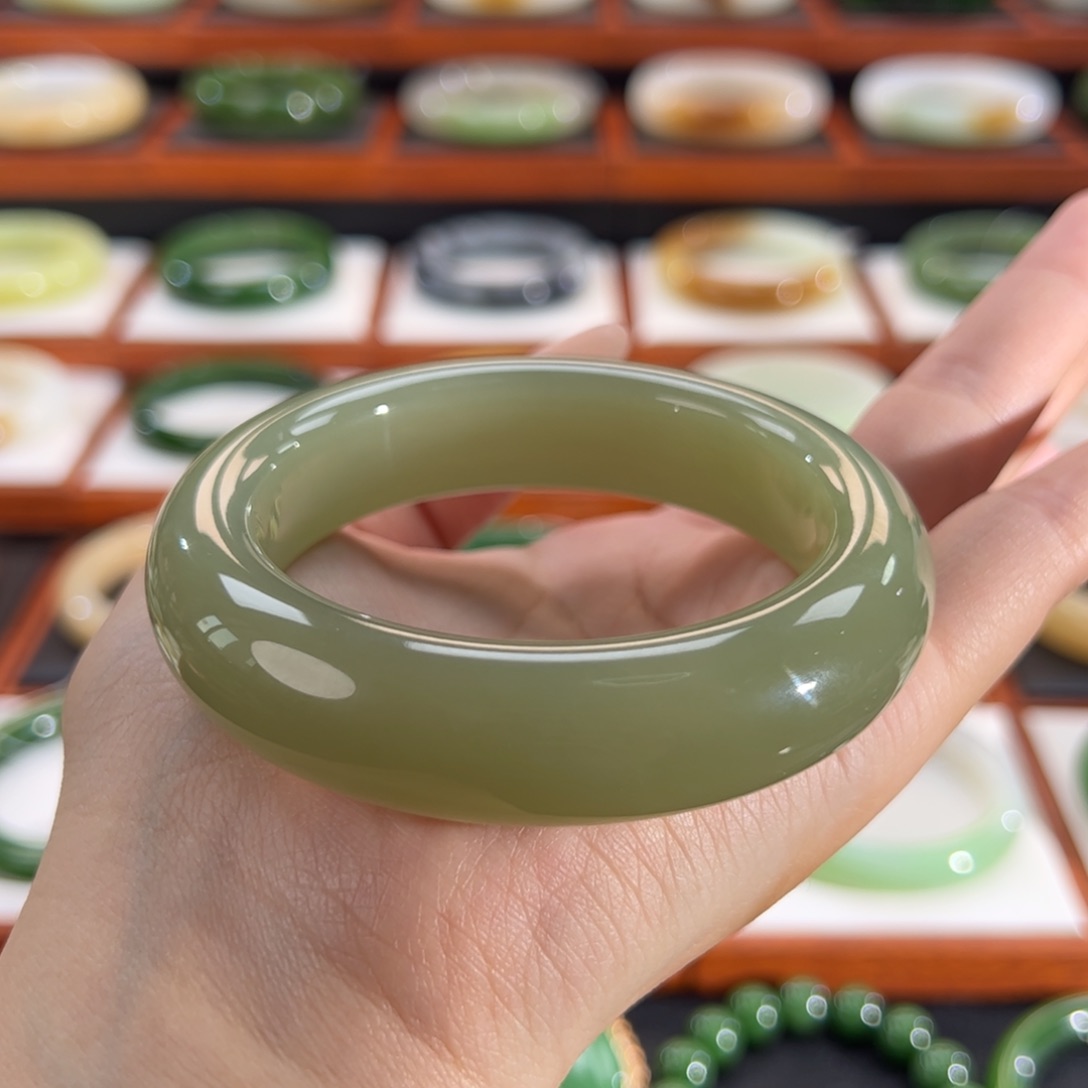 和田玉手镯未镶嵌暖湖水