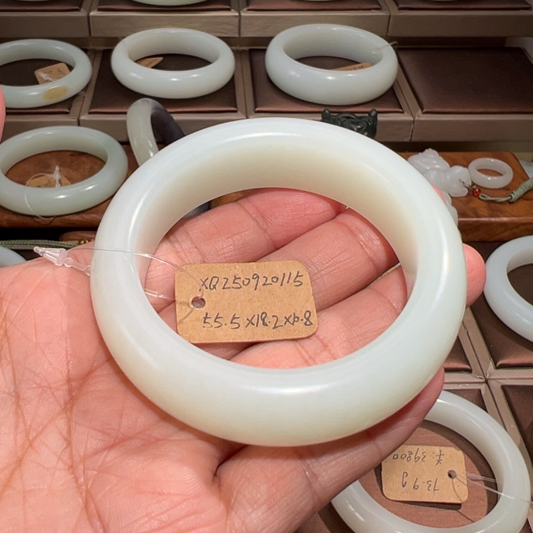 和田玉未镶嵌手镯