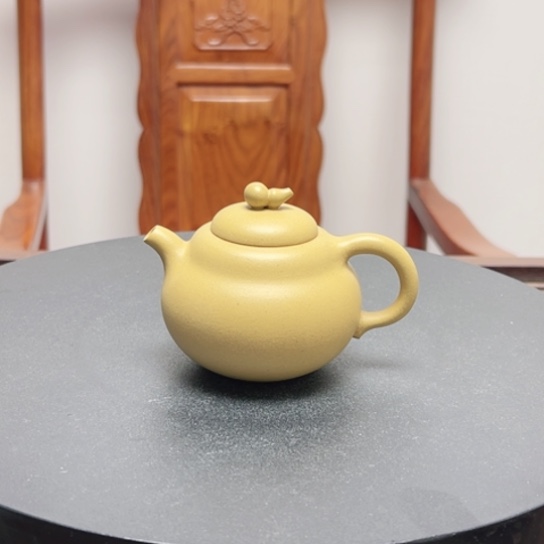 茶壶紫砂黄龙山原矿本绿半手工（150 cc）