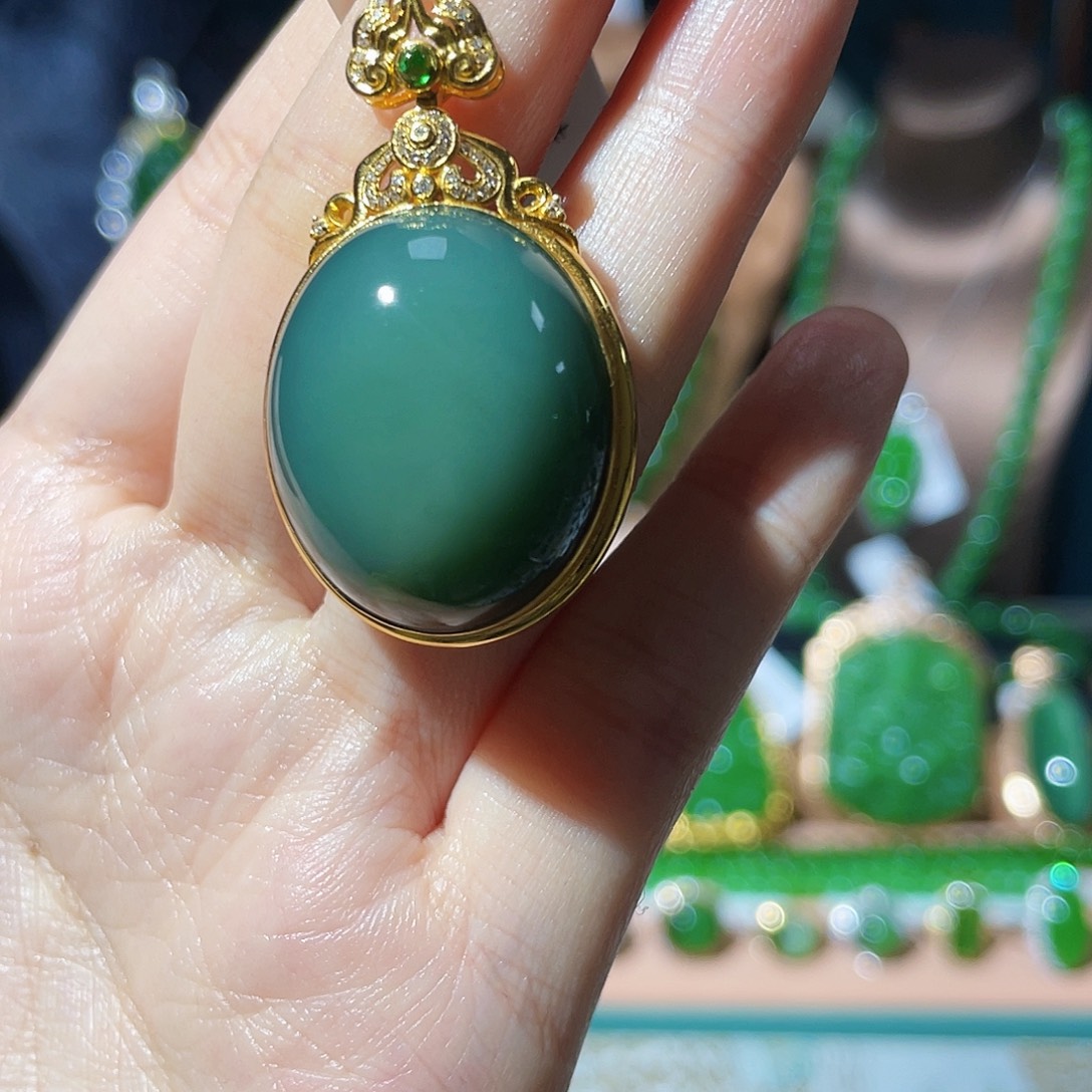 和田玉18K金镶嵌颈饰