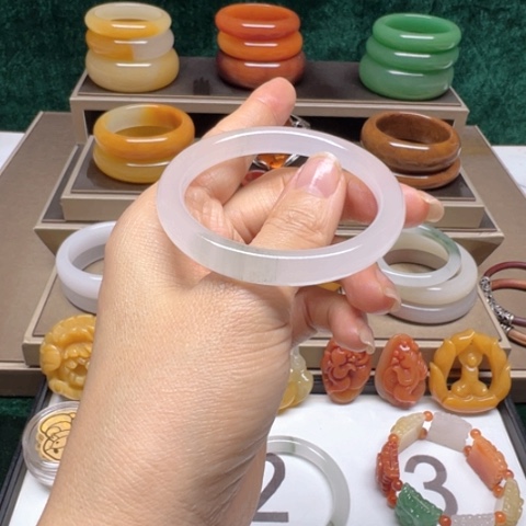 石英质玉（黄龙玉）颈饰未镶嵌心**陈