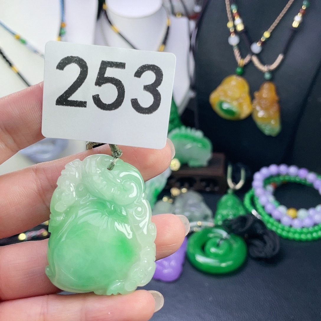 翡翠未镶嵌吊坠(赠链)