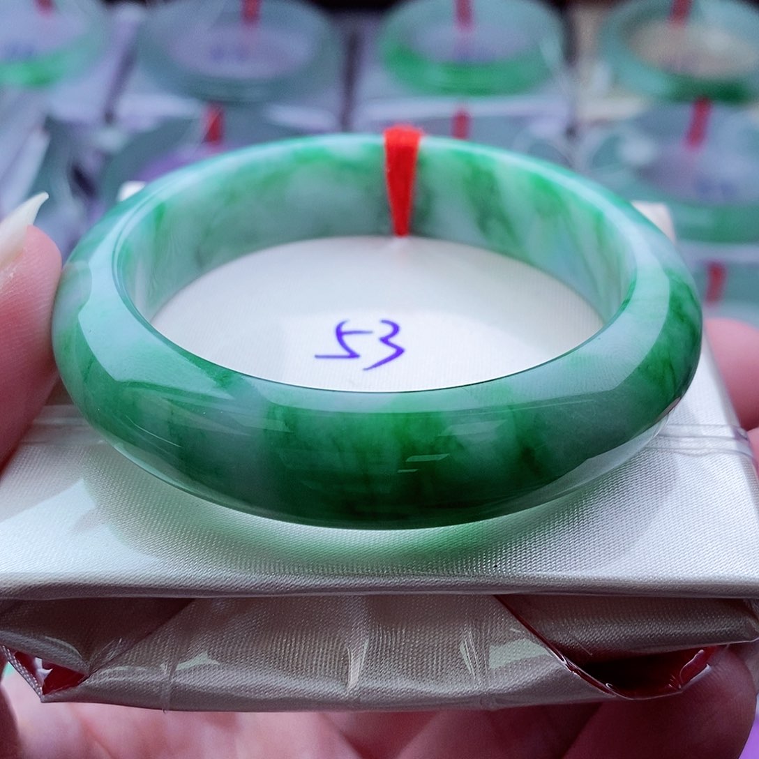 翡翠手镯未镶嵌阳绿辣色灵动飘逸意境深邃