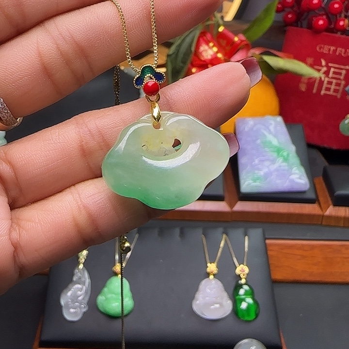 翡翠颈饰未镶嵌如意