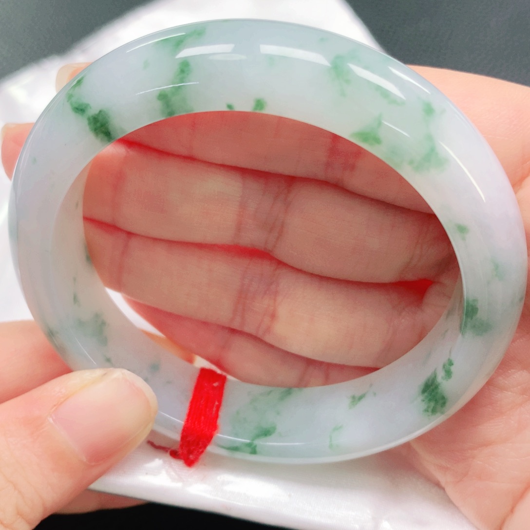 翡翠手镯未镶嵌56圈