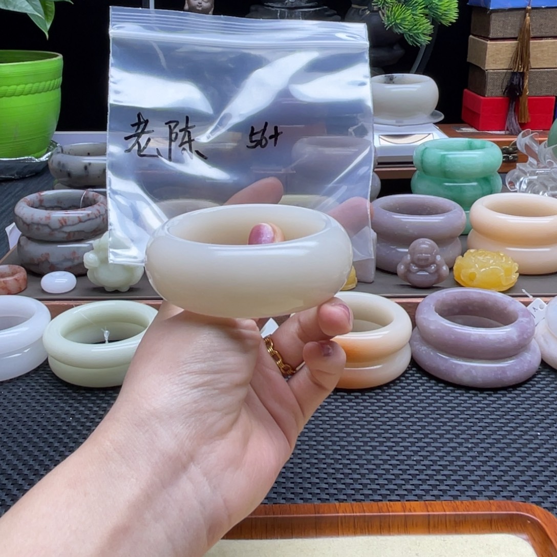 老***陈石英质玉（佘太翠）未镶嵌手镯