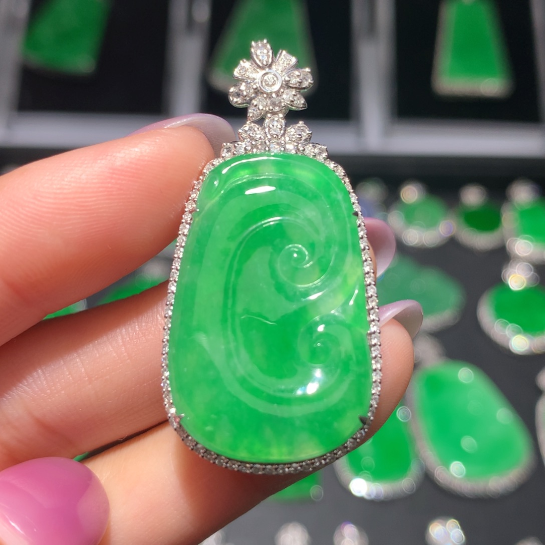 翡翠颈饰18K金镶嵌翡翠