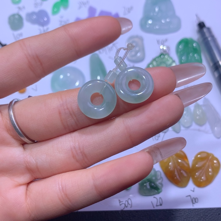 翡翠未镶嵌颈饰一对甜甜圈